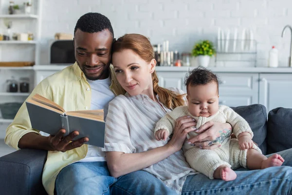 Positiv Afrikansk Man Läser Bok Nära Spädbarn Barn Och Hustru — Stockfoto