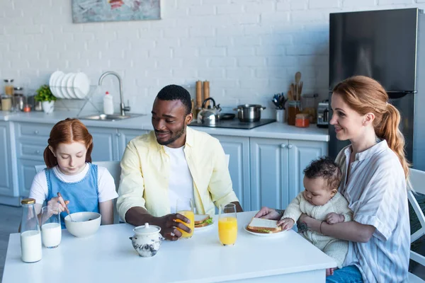 Glad Interracial Familie Have Morgenmad Køkkenet - Stock-foto