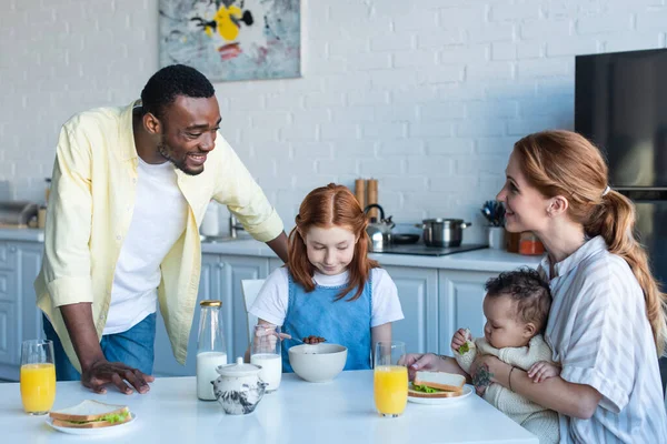 Happy African American Man Standing Multiethnic Daughters Wife Having Breakfast — Stock Photo, Image