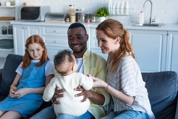 Gelukkig Afrikaans Amerikaanse Man Houden Zuigeling Kind Buurt Glimlachende Multi — Stockfoto