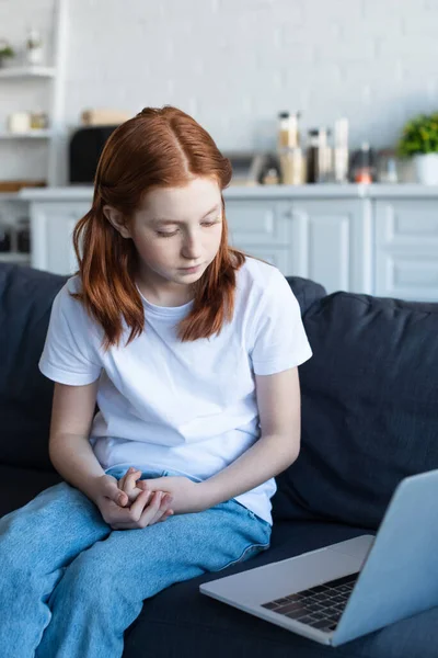 Menina Ruiva Olhando Para Laptop Sofá Casa — Fotografia de Stock