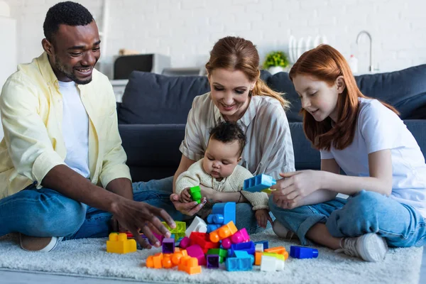 Glückliche Multikulturelle Familie Spielt Mit Bunten Bausteinen Auf Dem Boden — Stockfoto