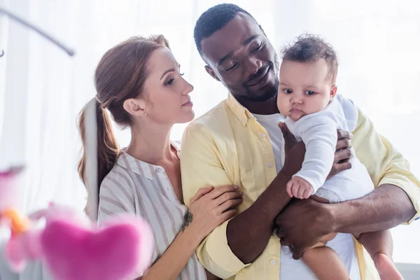 Soddisfatto Interrazziale Genitori Guardando Bambino Sfocato Primo Piano — Foto Stock