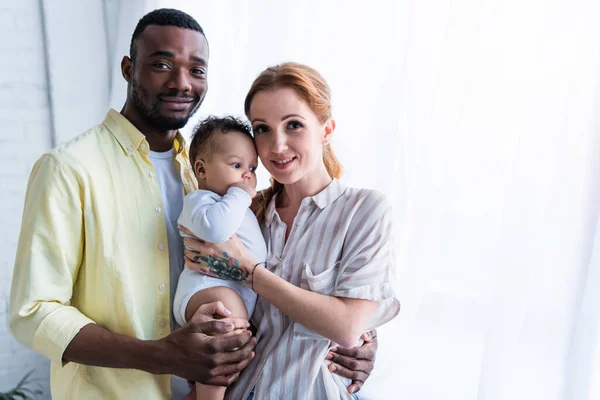 Homem Americano Africano Alegre Abraçando Esposa Segurando Criança Infantil — Fotografia de Stock