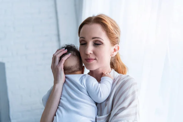 Gelukkig Vrouw Met Gesloten Ogen Omarmen Zuigeling Afrikaans Amerikaans Kind — Stockfoto