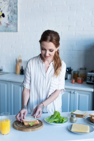 Frau Bereitet Sandwich Mit Toastbrot Salat Und Käse — Stockfoto