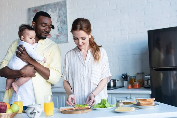 Feliz Africano Americano Hombre Celebración Infantil Hija Cerca Esposa Preparación — Foto de Stock