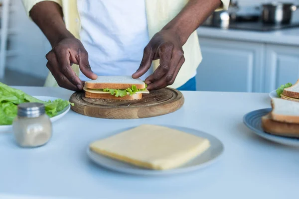 Vista Parcial Del Hombre Afroamericano Haciendo Sándwich Para Desayuno — Foto de Stock