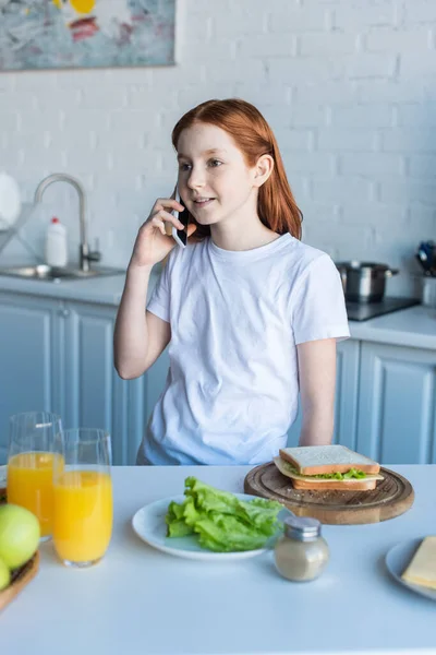 Preteen Menina Falando Celular Perto Café Manhã Cozinha — Fotografia de Stock