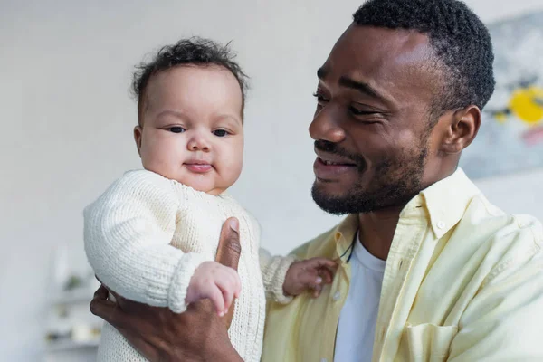 Alegre Afro Americano Homem Segurando Sorridente Criança Filha — Fotografia de Stock