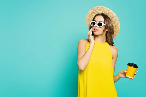 Young Woman Sunglasses Sun Hat Talking Cellphone Holding Paper Cup — Stock Photo, Image