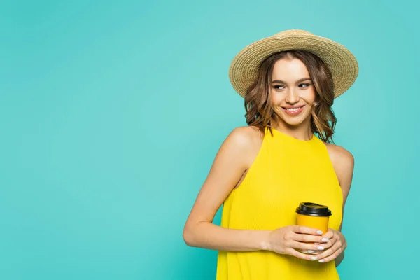 Jonge Vrouw Zonnehoed Met Afhaaldrankje Geïsoleerd Blauw — Stockfoto