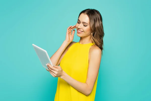 Mujer Positiva Vestido Amarillo Sosteniendo Tableta Digital Aislada Azul —  Fotos de Stock