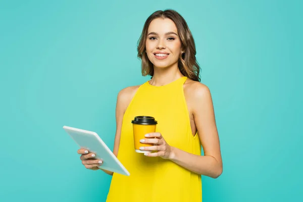 Mujer Bastante Sonriente Con Taza Papel Tableta Digital Aislada Azul —  Fotos de Stock