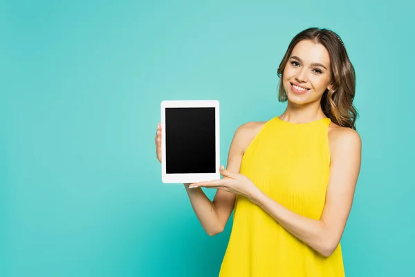 Donna Positiva Abito Giallo Mostrando Tablet Digitale Con Schermo Bianco — Foto Stock