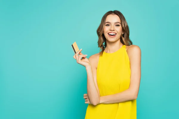 Hezká Žena Usmívá Kameru Zatímco Drží Kreditní Kartu Izolované Modré — Stock fotografie