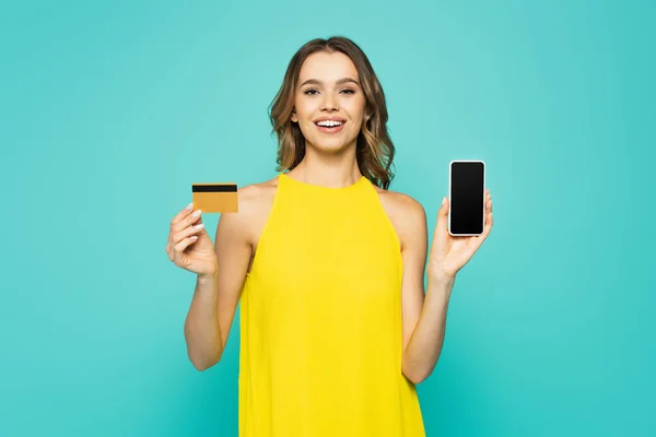 Веселая Женщина Держит Кредитную Карту Мобильный Телефон Изолированы Синий — стоковое фото