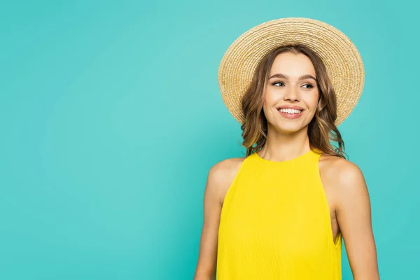 Vrolijke Vrouw Met Strohoed Die Wegkijkt Geïsoleerd Blauw — Stockfoto