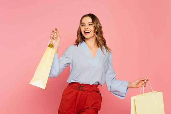 Boldog Kezében Bevásárló Táskák Elszigetelt Rózsaszín — Stock Fotó