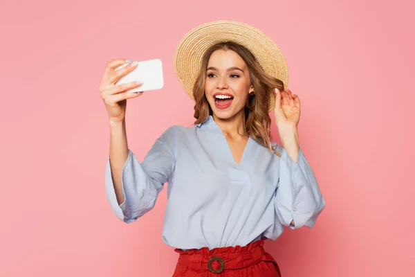 Ładna Kobieta Letnich Ubraniach Słomkowym Kapeluszu Robi Selfie Smartfonie Różowym — Zdjęcie stockowe