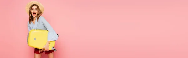 Šťastná Žena Slunečním Klobouku Drží Kufr Růžovém Pozadí Prapor — Stock fotografie