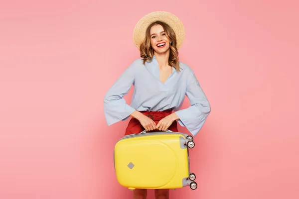 Happy Traveler Sun Hat Holding Suitcase Looking Camera Pink Background — Stock Photo, Image
