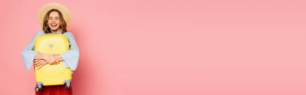Veselý Turista Slamáku Objímající Kufr Růžovém Pozadí Prapor — Stock fotografie
