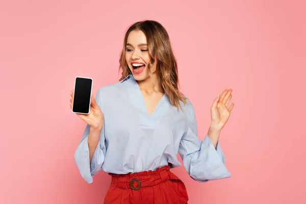 Femme Gaie Montrant Smartphone Avec Écran Vide Isolé Sur Rose — Photo