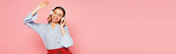 Jolie Femme Dans Les Écouteurs Écoutant Musique Isolée Sur Rose — Photo