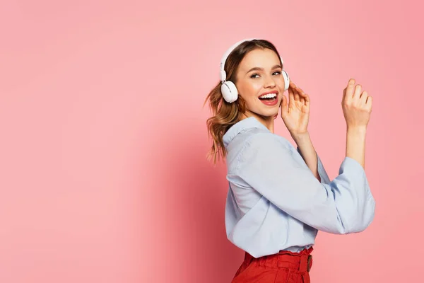 Mulher Positiva Fones Ouvido Olhando Para Fundo Rosa — Fotografia de Stock