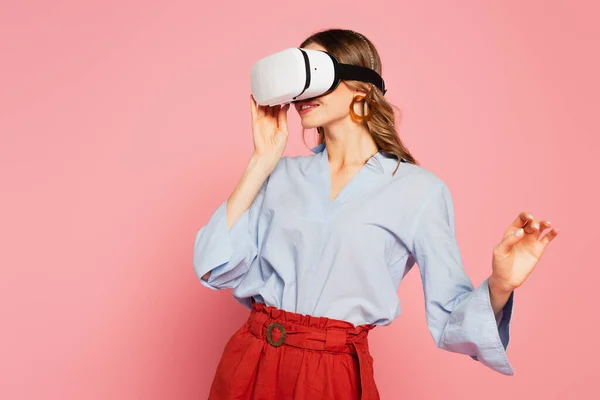 Mujer Joven Jugando Auriculares Aislados Rosa — Foto de Stock