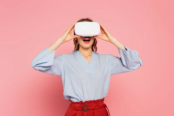 Mujer Sorprendida Jugando Auriculares Realidad Virtual Sobre Fondo Rosa — Foto de Stock