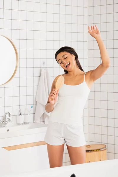 Young African American Woman White Clothes Singing Hair Brush Bathroom — Stock Photo, Image