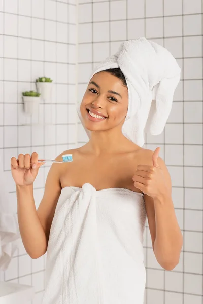 Smiling Young African American Woman Wrapped Towels Holding Toothbrush Showing — Stock Photo, Image