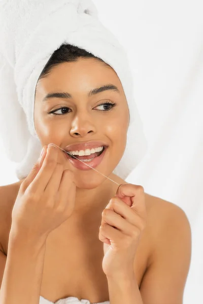 Mujer Afroamericana Joven Limpiando Dientes Con Hilo Dental Sobre Fondo —  Fotos de Stock