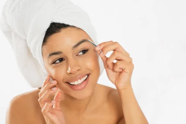 Jovem Afro Americana Mulher Arrancando Sobrancelhas Com Pinças Fundo Branco — Fotografia de Stock