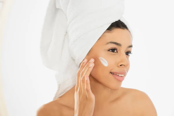 Sonriente Joven Afroamericana Mujer Aplicando Crema Cara Sobre Fondo Blanco — Foto de Stock