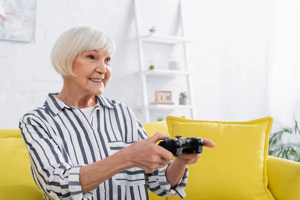 Kiew Ukraine Januar 2021 Ältere Frau Freizeitkleidung Spielt Videospiel Auf — Stockfoto