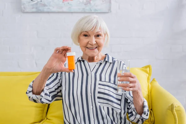 Mujer Mayor Con Agua Pastillas Sonriendo Cámara — Foto de Stock