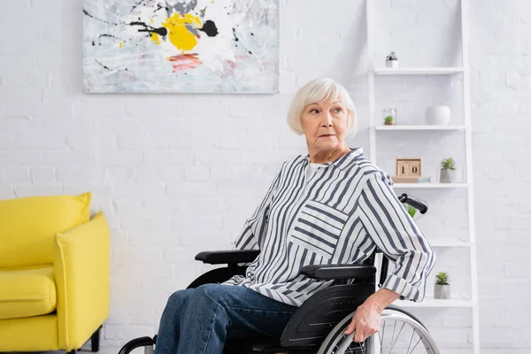 Ηλικιωμένη Γυναίκα Που Κάθεται Αναπηρική Καρέκλα Στο Σαλόνι — Φωτογραφία Αρχείου