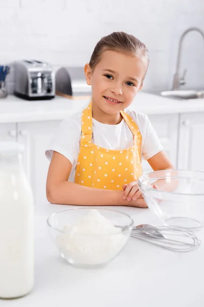 Criança Alegre Olhando Para Câmera Perto Farinha Borrada Leite Cozinha — Fotografia de Stock