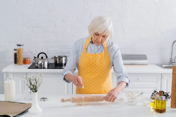 Sênior Mulher Derramando Farinha Rolo Pino Cozinha — Fotografia de Stock