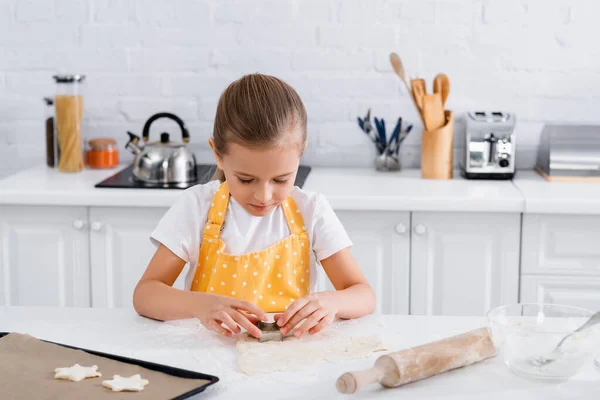 Niño Con Cortador Galletas Pie Cerca Masa Rodillo Cocina —  Fotos de Stock