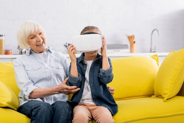 Boldog Nagyi Nézi Gyerek Virtuális Valóság Headset Kanapén — Stock Fotó