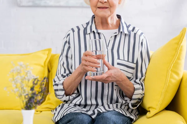 Vista Ritagliata Della Donna Anziana Che Tiene Bicchiere Acqua Casa — Foto Stock