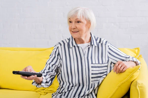 Alegre Mujer Mayor Con Controlador Remoto Viendo Televisión Casa — Foto de Stock