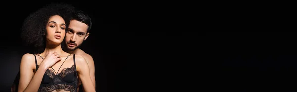Сексуальна Афро Американська Жінка Дивиться Камеру Біля Розмитого Хлопця Ізольованого — стокове фото