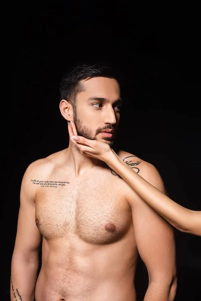 Donna Toccando Barba Fidanzato Tatuato Isolato Nero — Foto Stock