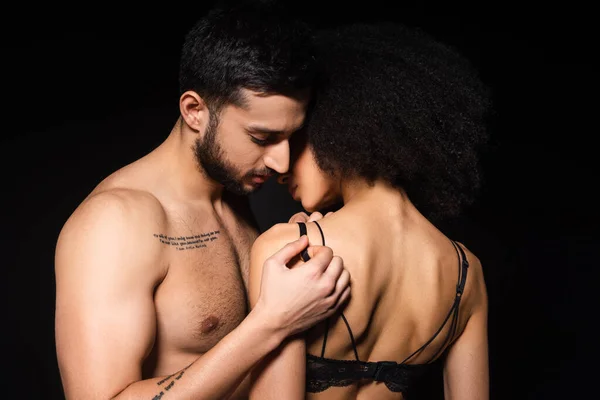 Чоловік Татуюванням Роздягає Африканську Американку Ізольовану Чорному — стокове фото