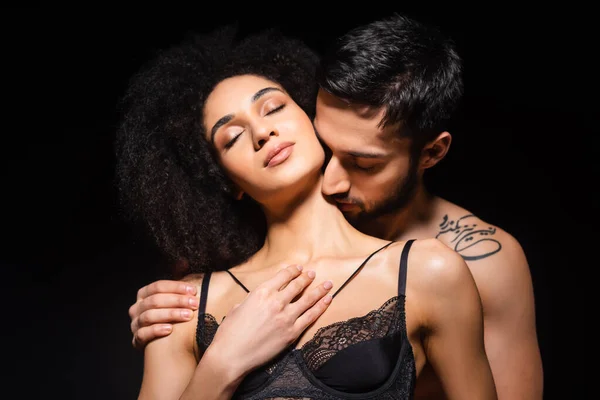 Hombre Tatuado Besando Cuello Hermosa Novia Afroamericana Sujetador Aislado Negro — Foto de Stock